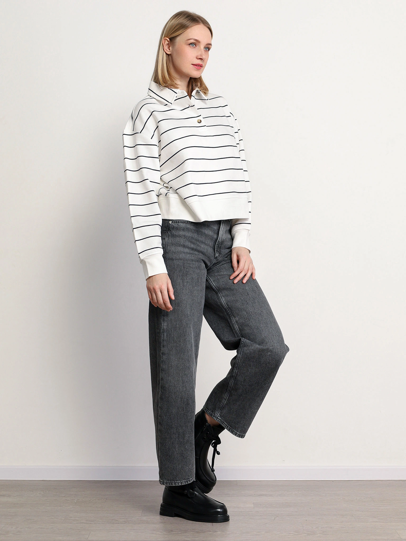 Толстовка укороченная в полоску белого цвета из хлопка